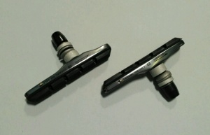 SABOTI DE FRANA SHIMANO M960 PT. JENTI CERAMIC CU PIULITA SI SAIBA