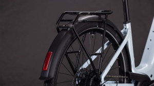 BICICLETA ELECTRICA CUBE TOURING HYBRID ONE 600 EASY ENTRY GLACIER REFLEX 2026 54 cm - Img 4