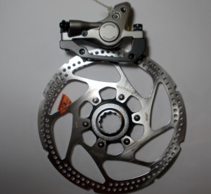 ETRIER FRANA PE DISC SHIMANO DEORE LX BR-M585 SPATE HIDRAULICA POST MOUNT INCL. ADAPTOR PT. STANDARD (RING) PLACUTE METAL. INCL. ROTOR SM-RT62 AMBALAT IND.