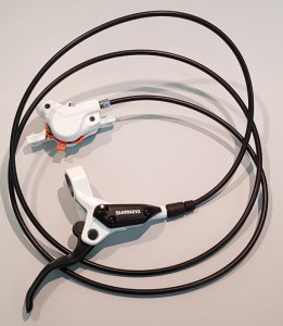 FRANA PE DISC SET ASAMBLAT SHIMANO ACERA MANETA BL-M396W(R) ETRIER BR-M395W(R) HIDRAULICA FARA ADAPTOR PLACUTE RESIN HOSE SM-BH59 1700MM NEGRU INCL. OLIVA SI INSERTIE CONECTARE ALB AMBALAT IND.
