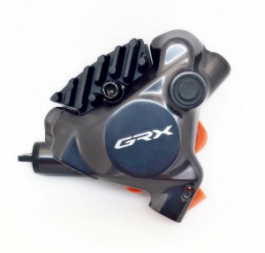 ETRIER FRANA PE DISC SHIMANO GRX BR-RX820 SPATE FLAT MOUNT INCL. SURUBURI FIXARE 25MM FARA ADAPTOR PLACUTE L05A RESIN CU ARIPIOARE DE RACIRE AMBALAT IND.