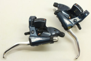 MANETA SCHIMBATOR/FRANA SHIMANO XTR ST-M910 8X3 VIT. CABLU DE SCHIMBATOR 2050/2050 CAMASA DE SCHIMBATOR OT-SP36 520/520/300 CABLU DE FRANA 800/1600 ETANS CAMASA DE FRANA 300/1400 IND.PACK
