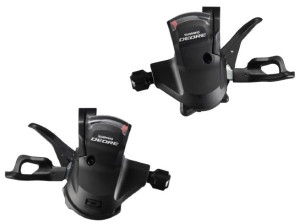 MANETE DE SCHIMBATOR SHIMANO DEORE SL-M610-I 10X2/3 VIT. PRINDERE DIRECTA PE MANETA DE FRANA CABLU 1800/2050MM CAMASA ETANSA NEAGRA SP41 1200/1800MM CAPAT 6MM X 5 NOSE CAP X 1 FARA OGD AMBALAT IND.