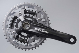ANGRENAJ PEDALIER SHIMANO DEORE FC-M590-L 44X32X22T BRAT 175MM PT. 9 VIT. PE SPATE CONSTRUCTIE 2-PIECE CU CG INCOMPATIBIL CHAINCASE CU BUTUC PEDALIER NEGRU AMBALAT IND.
