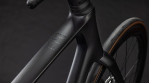 BICICLETA CUBE ATTAIN C:62 SLT CARBON COALCHROME 2026 60 cm - Img 2
