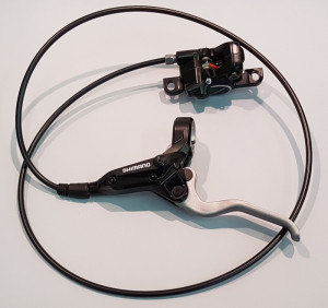 FRANA PE DISC SET ASAMBLAT SHIMANO ALTUS MANETA BL-M355L(L) ETRIER BR-M355L(F) HIDRAULICA FARA ADAPTOR PLACUTE RESIN FURTUN SM-BH59 1000MM NEGRU INCL. OLIVA & INSERTIE CONECTARE NEGRU AMBALAT IND.