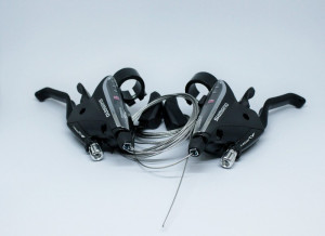 MANETE SCHIMBATOR/FRANA SHIMANO ST-EF65-2A 7X3 VIT. CABLU SUS 2050/1800MM PT. V-BRAKE 2 DEGETE ALLOY CAMASI SCHIMBATOR (SP41)/FRANA LUNGIME STANDARD (NEGRU) NEGRU AMBALAT IND.