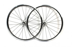 ROATA SHIMANO WH-T565-A FATA & SPATE PT. 8/9 VIT. PT. ROTOR CENTER LOCK (COMPATIBIL FRANA PE JANTA) OLD 100/135MM JANTA 28" CLINCHER (CU BANDA) AMBALAT IND.
