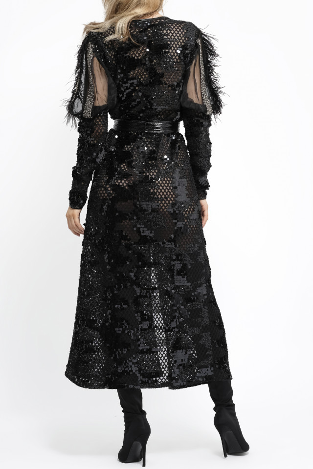 ROCHIE TIP HALAT NEAGRĂ CU MÂNECI DIN ORGANZA CU PENE ȘI APLICAȚII