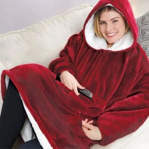 Patura cu maneci, tip hanorac lung, marime universala, din fleece captusit cu blana, cu buzunare, mansete si gluga, rosu - Img 1