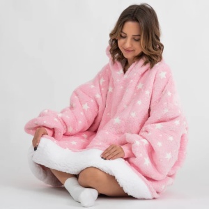 Patura cu maneci, tip hanorac lung, pentru copii/adulti, cu stelute FLUORESCENTE, din fleece captusit cu blana, cu buzunare, mansete si gluga, roz - Img 3