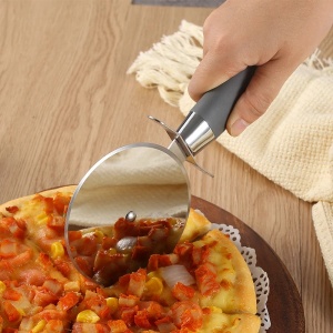 Set 2 ustensile pentru pizza, spatula si cutit, din otel inoxidabil, maner practic din ABS, negru/argintiu - Img 2