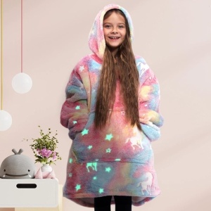 Patura cu maneci, tip hanorac lung, pentru copii/adulti, cu imprimeu FLUORESCENT, din fleece captusit cu blana, cu buzunare, mansete si gluga, roz - Img 1