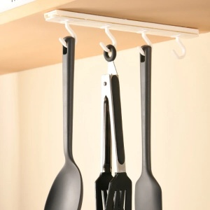 Suport autoadeviz pentru ustensile bucatarie, retractabil, cu 4 carlige, dimensiuni 26.4 x 4.6 x 3 cm, din plastic, alb - Img 1