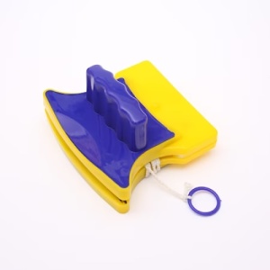 Dispozitiv magnetic pentru spalarea geamurilor, dimensiuni 11 x 10 x 5 cm, cu sfoara de siguranta, galben/albastru - Img 1