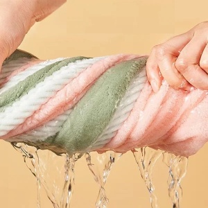 Prosop tip turban, cu nasture pentru uscare rapida par, din microfibra, dimensiuni 60 x 24 cm, verde/roz - Img 3