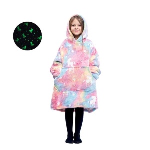 Patura cu maneci, tip hanorac lung, pentru copii/adulti, cu imprimeu FLUORESCENT, din fleece captusit cu blana, cu buzunare, mansete si gluga, roz - Img 4