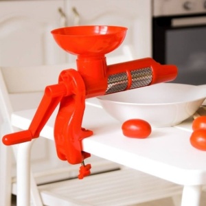 Storcator de rosii, cu actionare manuala, sita din inox, cu dispozitiv de fixare pe masa, din plastic rezistent si inox, rosu - Img 1