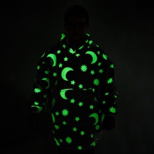 Patura cu maneci, tip hanorac lung, pentru copii/adulti, cu stelute FLUORESCENTE, din fleece captusit cu blana, cu buzunare, mansete si gluga, gri - Img 3