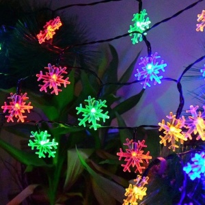Instalatie de Craciun, fulgi de zapada, cu incarcare solara, 7m lungime si 50 de LED-uri, liniara, din ABS, multicolor - Img 4