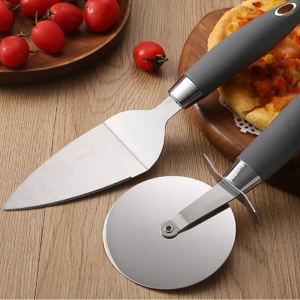 Set 2 ustensile pentru pizza, spatula si cutit, din otel inoxidabil, maner practic din ABS, negru/argintiu - Img 1