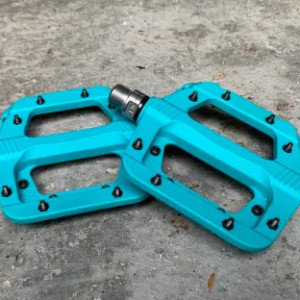 Pedale profesionale Race Face Chester, material compozit, 16 pini, culoare turquoise - Img 3