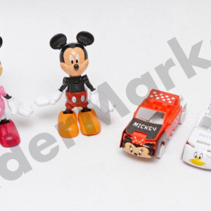 Set figurine Mickey si Minnie Mouse cu automobile