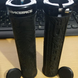 Gripuri Mansoane RACE FACE GRIP HALF NELSON W/LOCK negru - Img 3