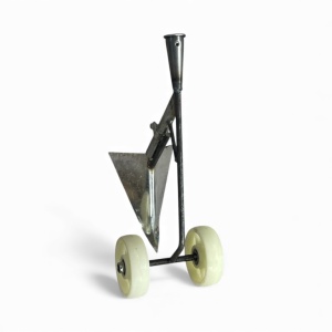 Sapa agricola multifunctionala pe roti cu triunghiulara capete interschimbabile