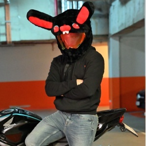 Husa casca moto - Iepuras negru