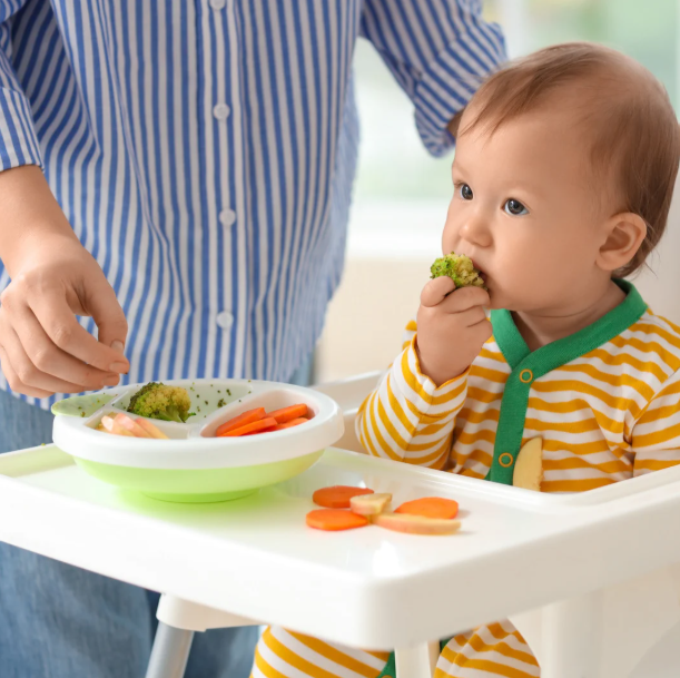 Ce poate mânca un copil după varsta de 1 an și cum introducem noile alimente?
