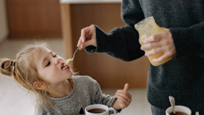5 trucuri simple pentru ca micuțul tău să accepte mierea de Manuka fără stres