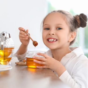 fetita-care-mananca-miere-de-manuka