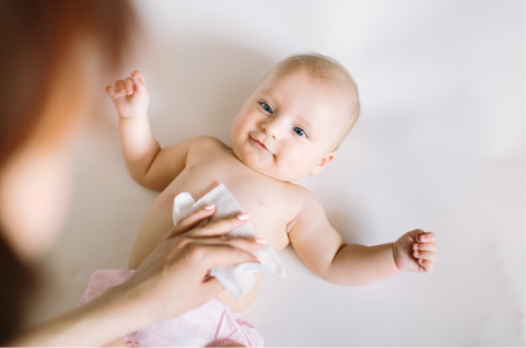 mama-care-sterge-baietelul-cu-servetele-umede