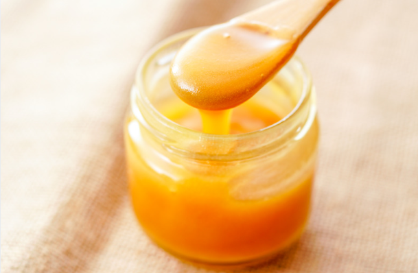lingurita-cu-miere-de-manuka