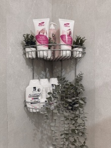 Etajeră baie cu 2 niveluri, finisaj cromat, prindere cu sticker adeziv – montaj rapid fără găurire