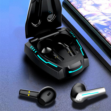  Căști wireless negre QuTek GameOn, cu tehnologie TWS și rezistență la apă IPX5.