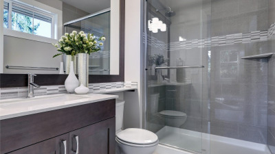 25 trucuri de design care fac din băile mici un spațiu de relaxare