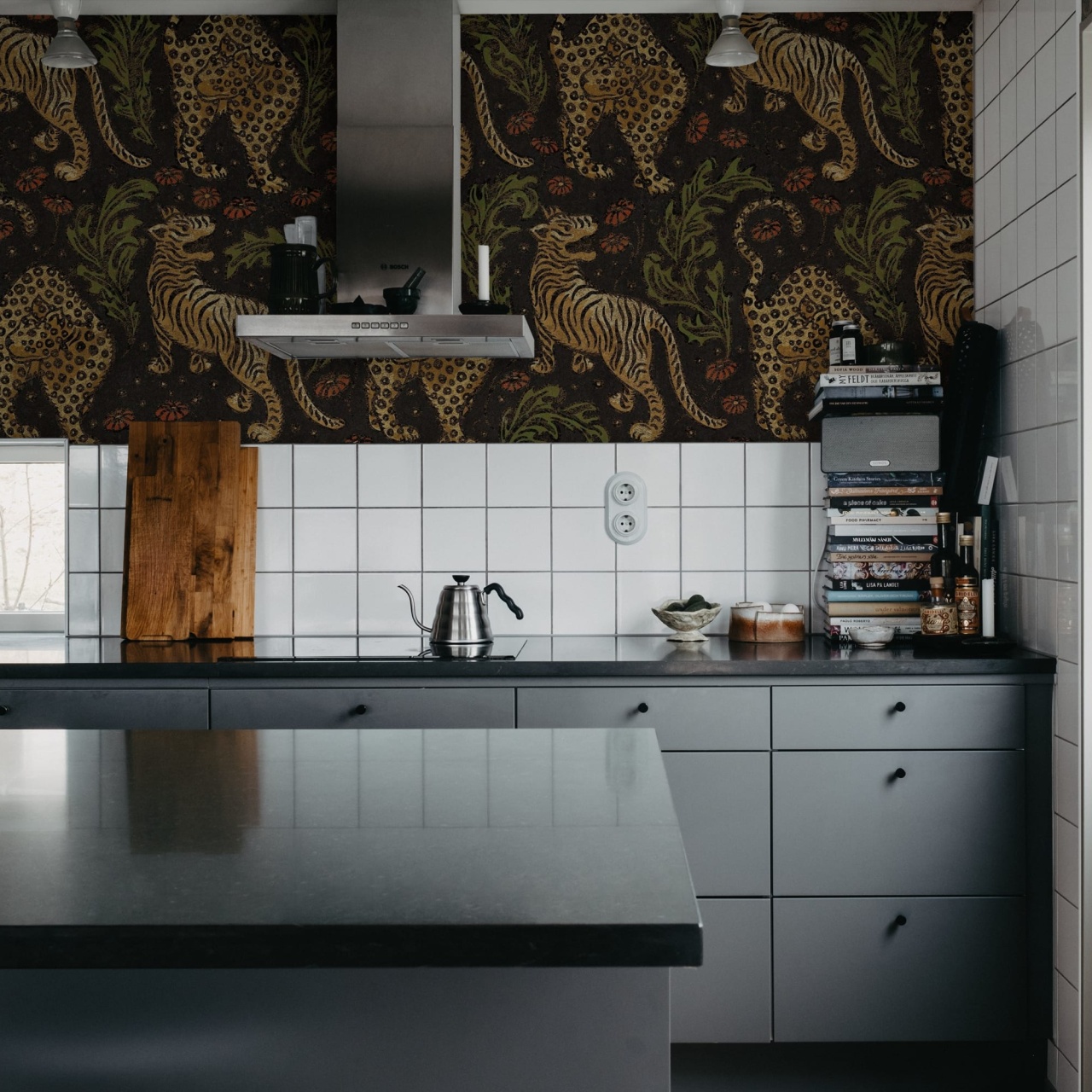 Fototapet, Bold Tigers, Black, Rebel Walls - 3