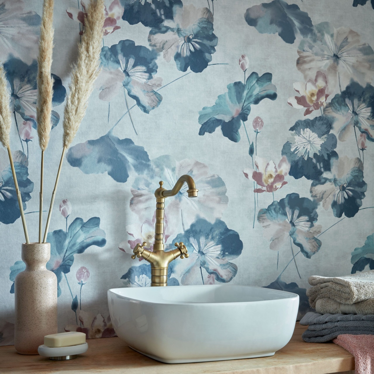 Tapet, Water Lilies, Blue Dusk Luxury Floral, 1838 Wallcoverings, 5.3mp / rola