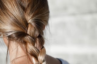 femeie, coada de par impletita