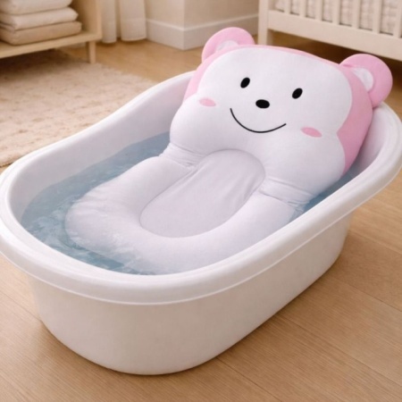 Udoban i bezbedan položaj u vodi tokom kupanja bebe - podloga Mede u roze dezenu