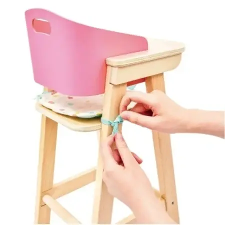 Hape drvena hranilica za lutku i jastučić koji se lako namešta