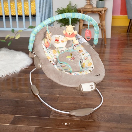 Kids II Disney Baby Muzička ležaljka sa vibracijom Winnie the Pooh Dots &amp; Hunny Pots 60256