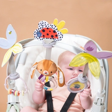 Detalj ogledala i zveckavih perlica na luku za bebe