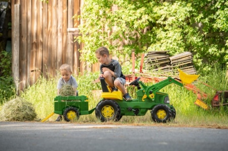 Traktor John Deere utovarivač sa prikolicom