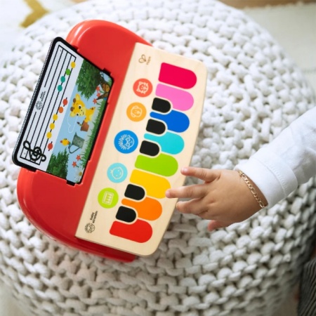 Beba dodiruje Magic Touch klavir i stvara muziku bez tastera