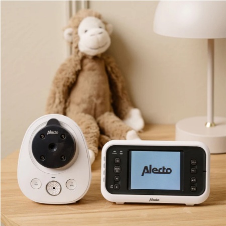 Alecto Baby DVM-77 monitor sa kolor LCD ekranom u decijoj sobi
