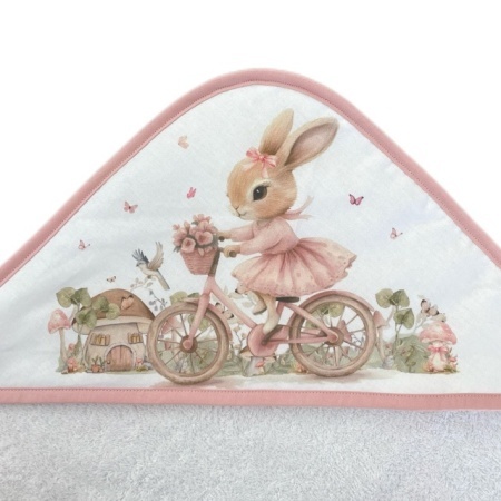 Peškir za bebe 75x75cm Zeka na biciklu dezen rozi – detalj kapuljače sa motivom zeke