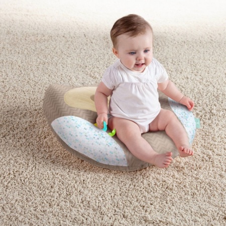 Kids II pozicioner za bebe owl – dete sedi na jastuku